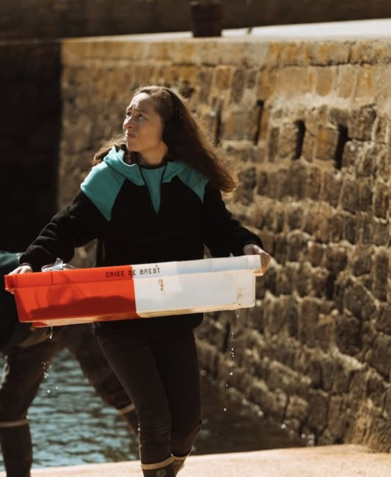Voix de Bretagne : Ondine Morin, la mer comme héritage Ondine Morin, retour de pêche à Ouessant